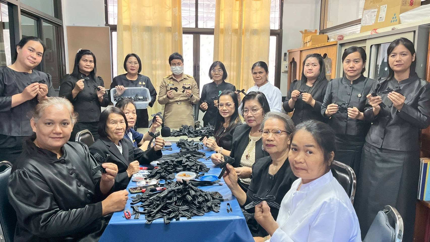 พช.ม่วงสามสิบ ดำเนินโครงการประดิษฐ์ริบบิ้นไว้อาลัยจาก “ผ้ากาบบัว ” ผ้าอัตลักษณ์จังหวัดอุบลราชธานี