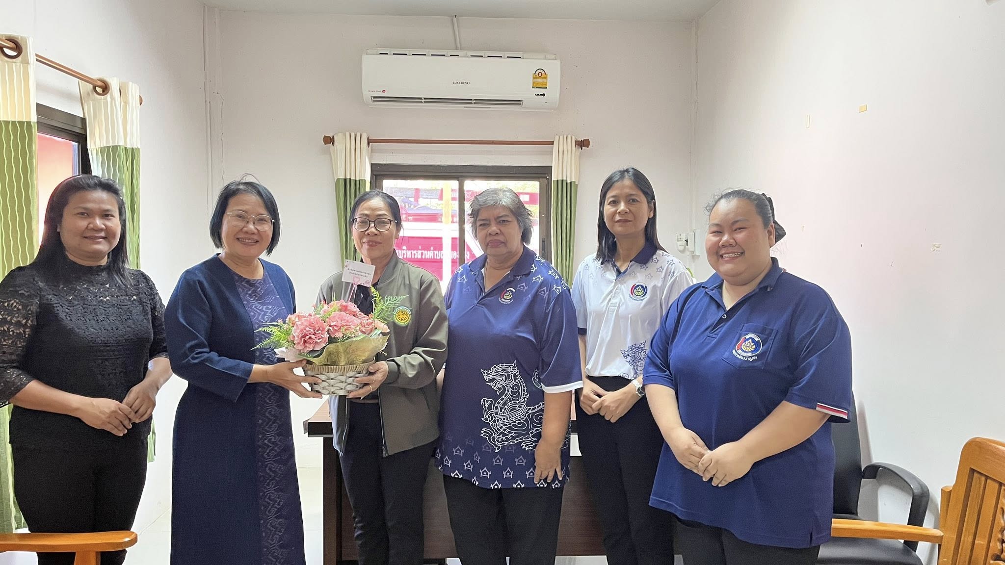 พช.ม่วงสามสิบ ร่วมแสดงความยินดี กับ นางสาวอุไร ญารักษ์ หัวหน้าคณะขับเคลื่อน กองทุนพัฒนาบทบาทสตรี ตำบลหนองฮาง
