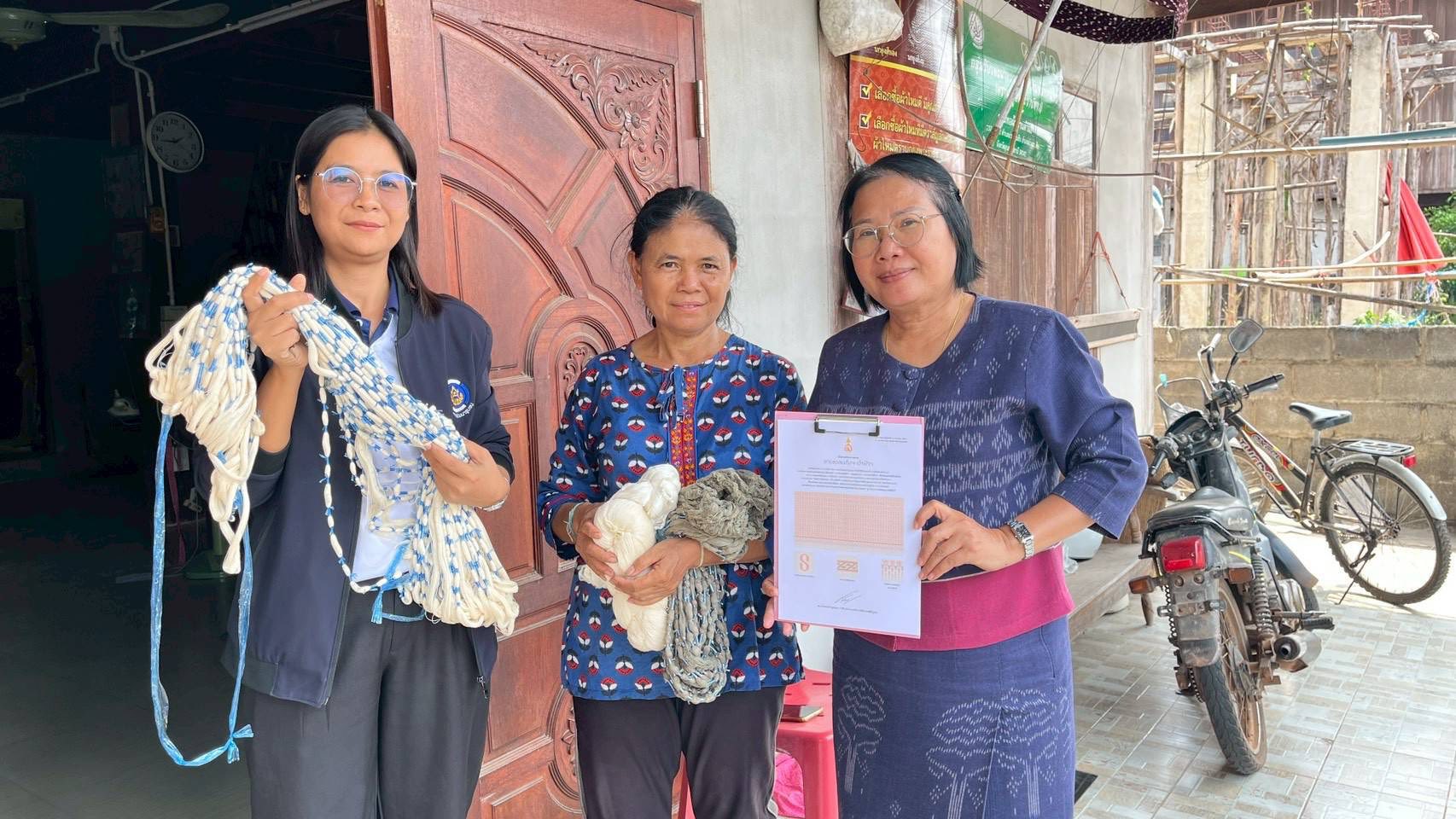 พช.ม่วงสามสิบ ลงพื้นที่เยี่ยมเยียนและให้กำลังใจกลุ่มทอผ้าชุมชน เพื่อเตรียมความพร้อมในการเข้าร่วมการประกวดลายผ้าประจำปี 2569 