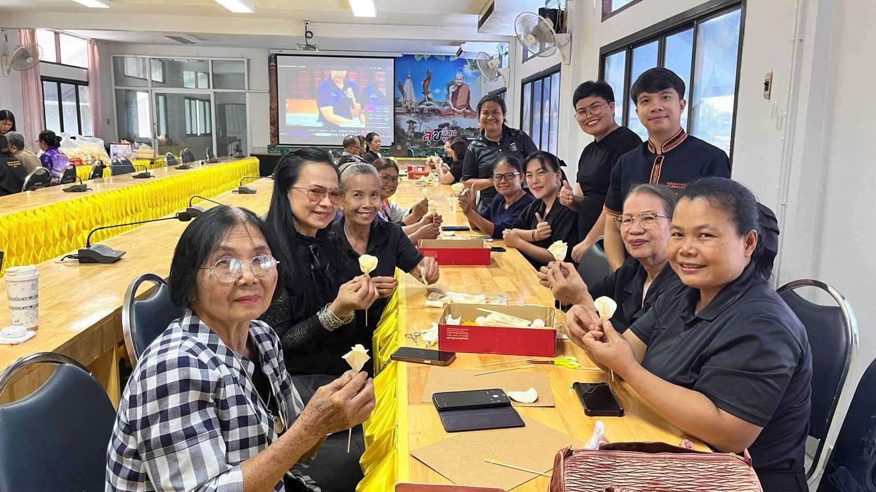 พช.ม่วงสามสิบ ร่วมฝึกอบรมวิทยากรประดิษฐ์ดอกไม้จันทน์ ผ่านระบบออนไลน์ Webex Meeting
