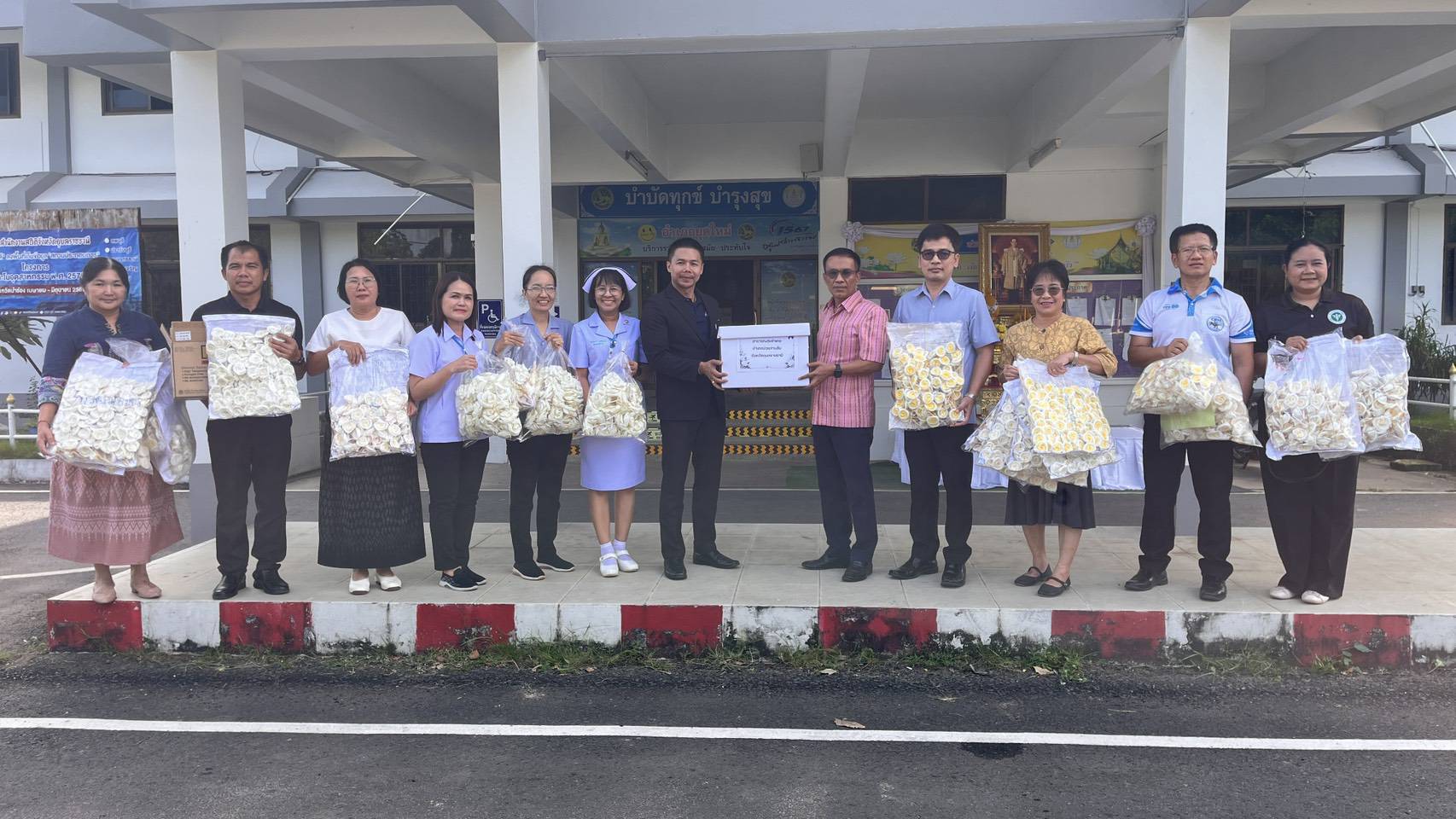 พช.ม่วงสามสิบ รับมอบดอกไม้จันทน์ จากหน่วยงานราชการ และผู้นำชุมชน อำเภอม่วงสามสิบ
