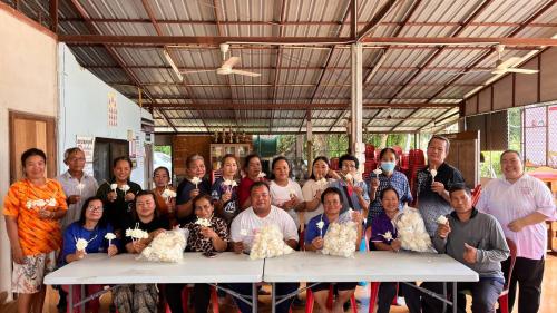 พช.ม่วงสามสิบ ลงพื้นที่สนับสนุนการประดิษฐ์ดอกไม้จันทน์พระราชทาน