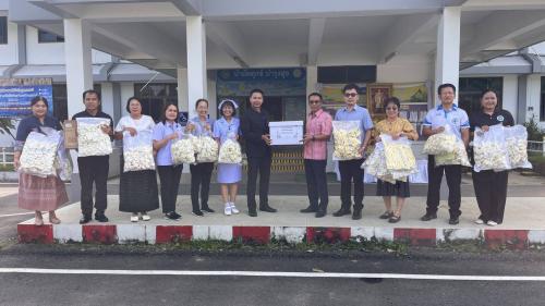 พช.ม่วงสามสิบ รับมอบดอกไม้จันทน์ จากหน่วยงานราชการ และผู้นำชุมชน อำเภอม่วงสามสิบ